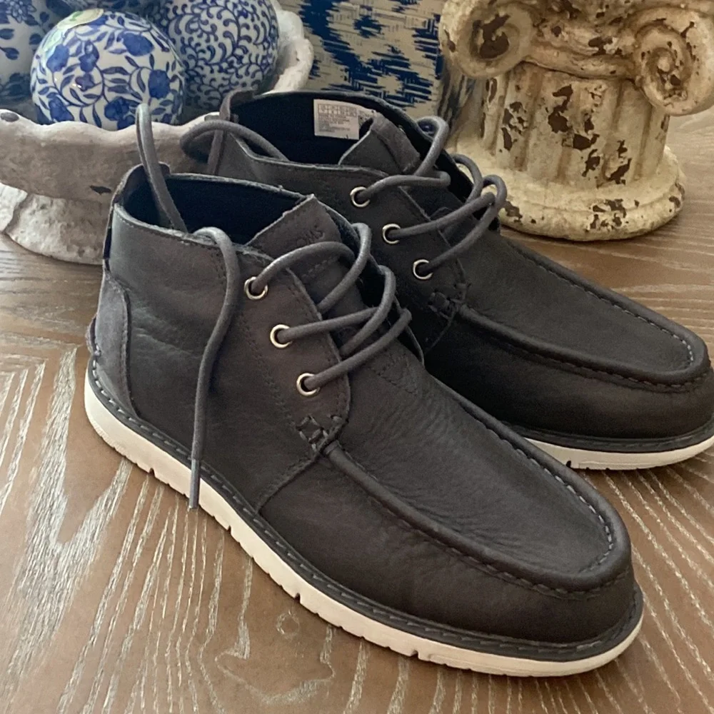 NWOT! Toms Leather Waterproof Navi Boots Charcoal Gray